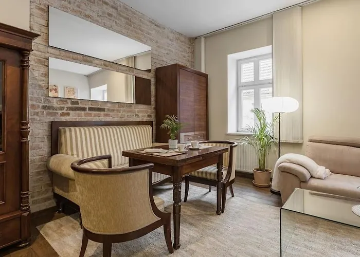 Spacious And Quiet Apartment In The City Centre